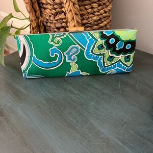 Banana Republic small clutch 100 silk, Wooden closure.